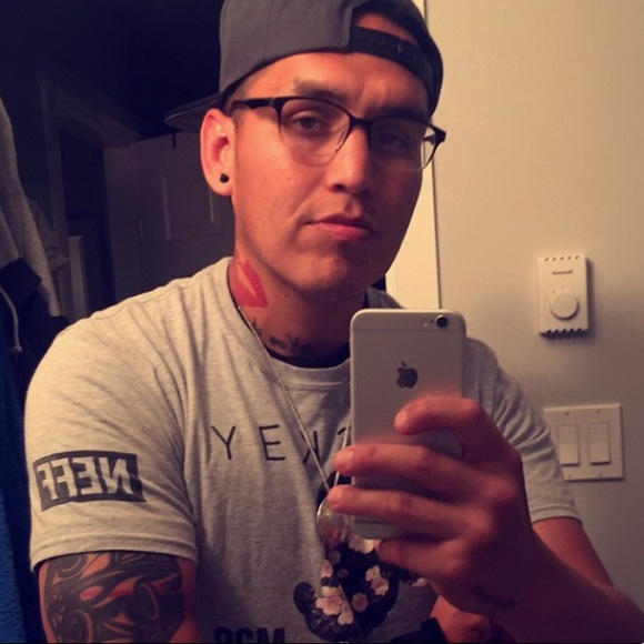 Profile Picture of Chuck Thompson (@chiiqmeek) on Poshmark