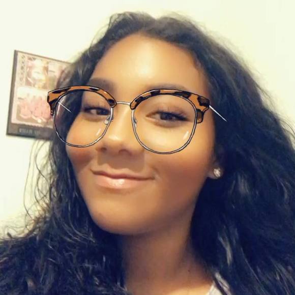 Profile Picture of Juliette Richardson (@julietteshop) on Poshmark