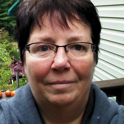 Profile Picture of Lisa Converse (@leelucon) on Twitter