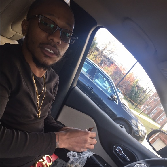 Profile Picture of D Wright (@donlonn) on Poshmark