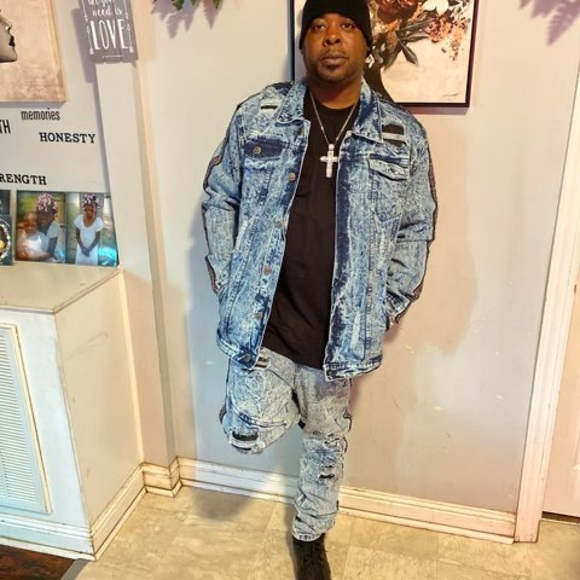 Profile Picture of Jonathan Horne (@jonathanhorn904) on Poshmark