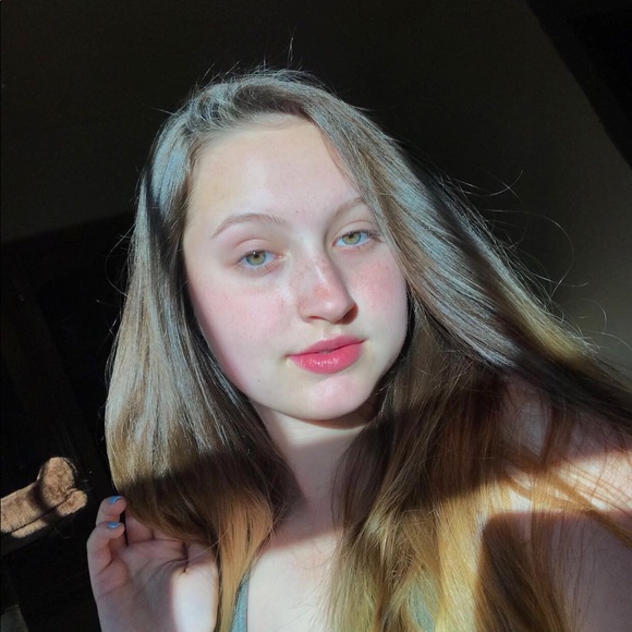 Profile Picture of Sara Klattenhoff (@saraklattenhoff) on Poshmark