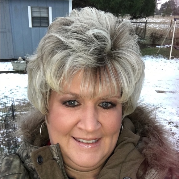 Profile Picture of Anna Cooper (@amcooper0966) on Poshmark