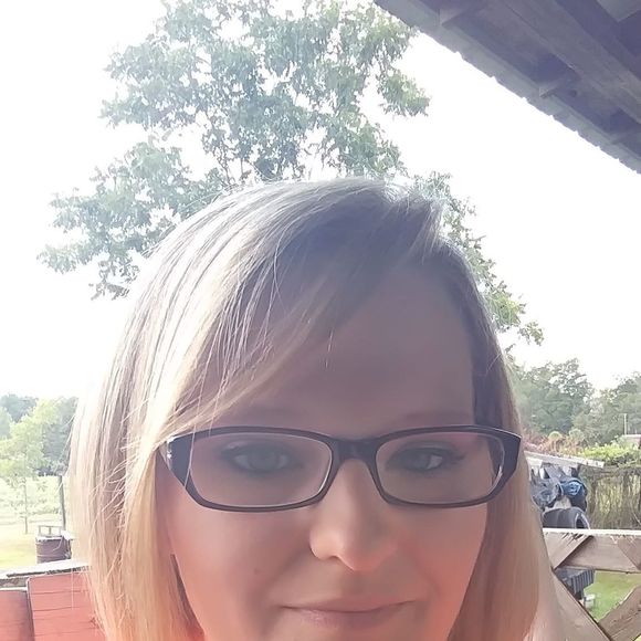 Profile Picture of Heather Matthews (@smileygurl2087) on Poshmark