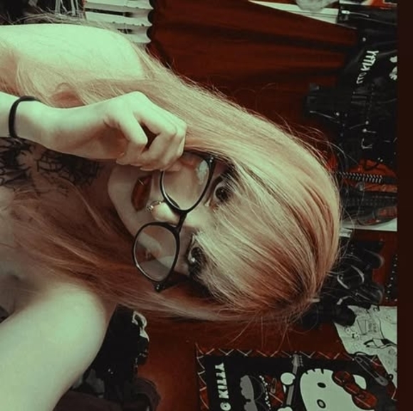 Profile Picture of Quinn Quinn (@sharlovescats) on Poshmark