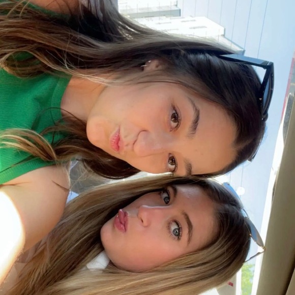 Profile Picture of Emma Kearing (@emma_kearing) on Poshmark