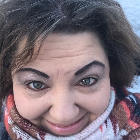 Profile Picture of Rebecca Halcomb (@halcombr) on Poshmark