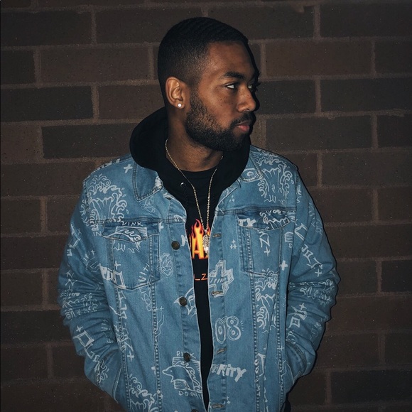 Profile Picture of David Gurganious (@dolphinboy1) on Poshmark