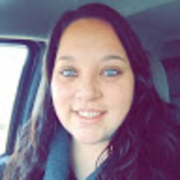 Profile Picture of Laura Curiale (@lauracuriale) on Poshmark