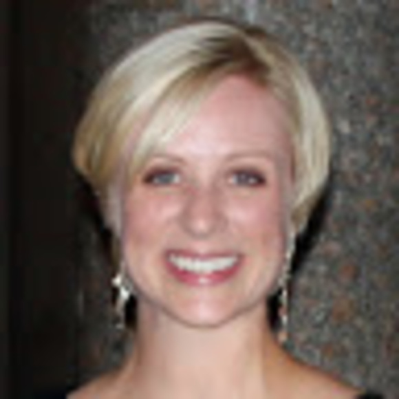 Profile Picture of Julia Marks (@artgirlonline) on Poshmark
