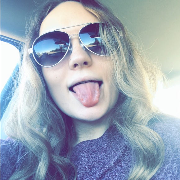 Profile Picture of Mercedez Larmer (@mercedezl01) on Poshmark