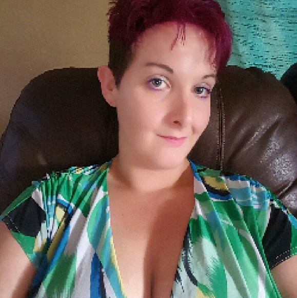 Profile Picture of Marsha Davis (@snowbuny1987) on Poshmark