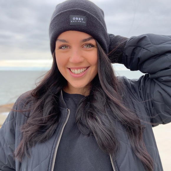 Profile Picture of Chloe Carrier (@chloe_carrier) on Poshmark