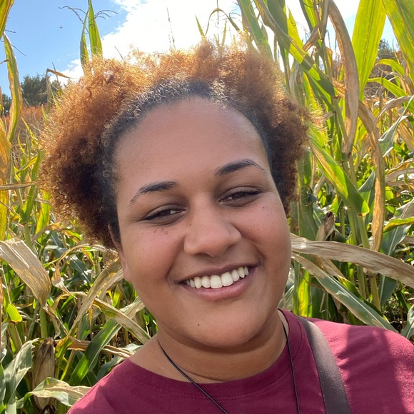 Profile Picture of Mya Kemp (@myaekemp2) on Poshmark