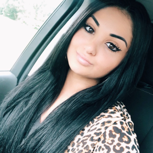 Profile Picture of Haley Robin (@halmary22) on Poshmark