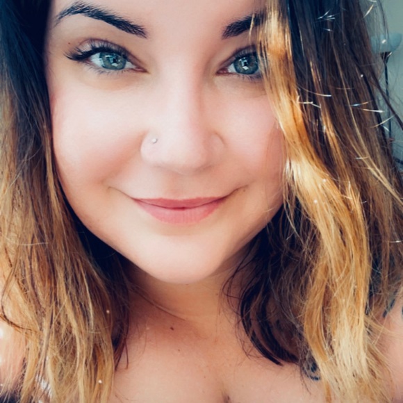 Profile Picture of Nicole Kauffman (@nicolekauffm294) on Poshmark