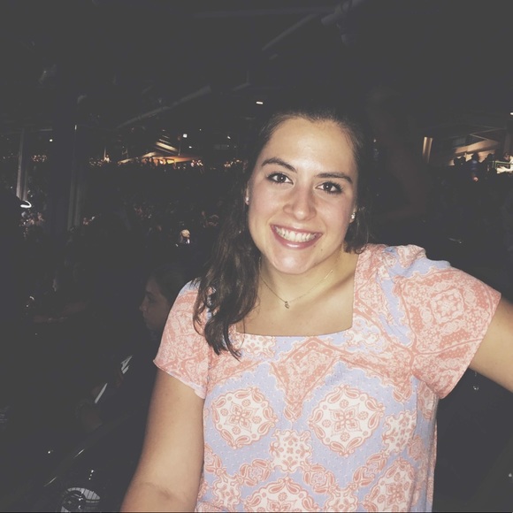 Profile Picture of Sarah Petro (@sepetro) on Poshmark