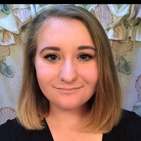 Profile Picture of Lora Walsh (@lorawalsh7) on Poshmark