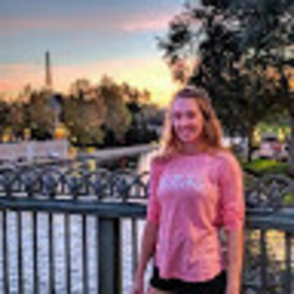 Profile Picture of Olivia Parr (@olivianparr) on Poshmark