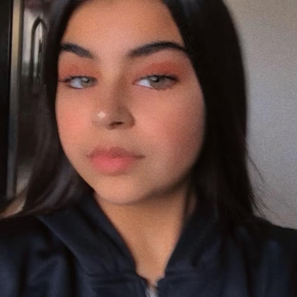 Profile Picture of Yusimi Aguilar (@yusimiaguilar) on Poshmark