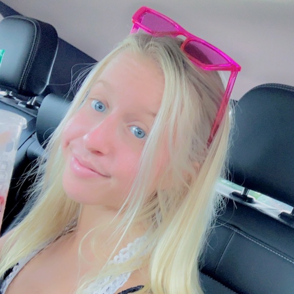 Profile Picture of Isabella Genovesi (@igenovesi) on Poshmark