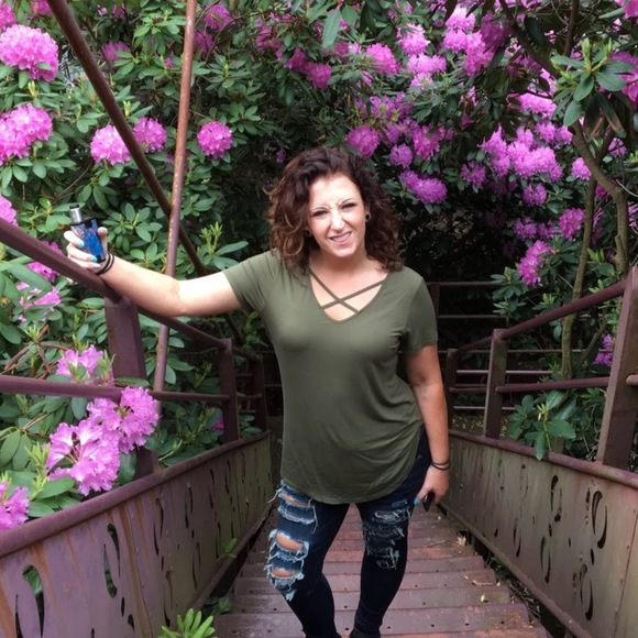 Profile Picture of Lauren Engelbrecht (@laurenrae722) on Poshmark