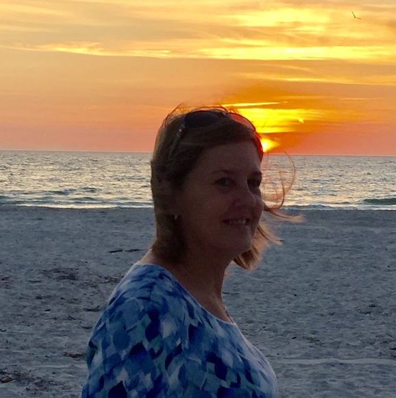 Profile Picture of Bonnie Revell (@beachfun77) on Poshmark