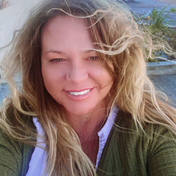 Profile Picture of Paula Larue (@plarue27) on Poshmark