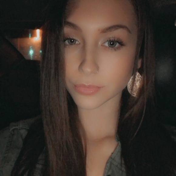 Profile Picture of Kenzie Stjohn (@kenziestjohn) on Poshmark