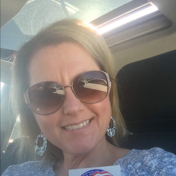 Profile Picture of Shawna Becker (@shawnalynn1973) on Poshmark