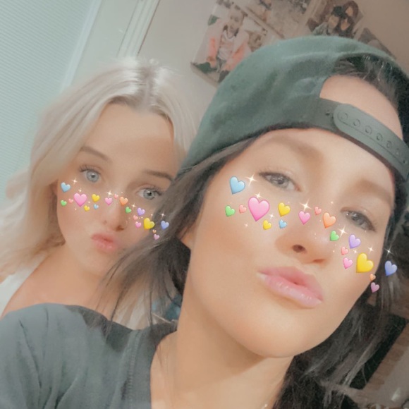 Profile Picture of Allie Akery (@allieakery) on Poshmark