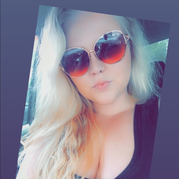 Profile Picture of Autum Enlow (@ame0310021) on Poshmark