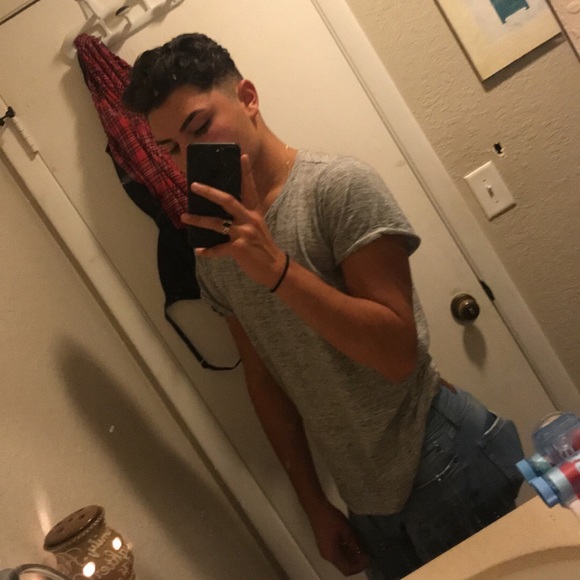 Profile Picture of Carlos Nieves (@nievesnow79) on Poshmark