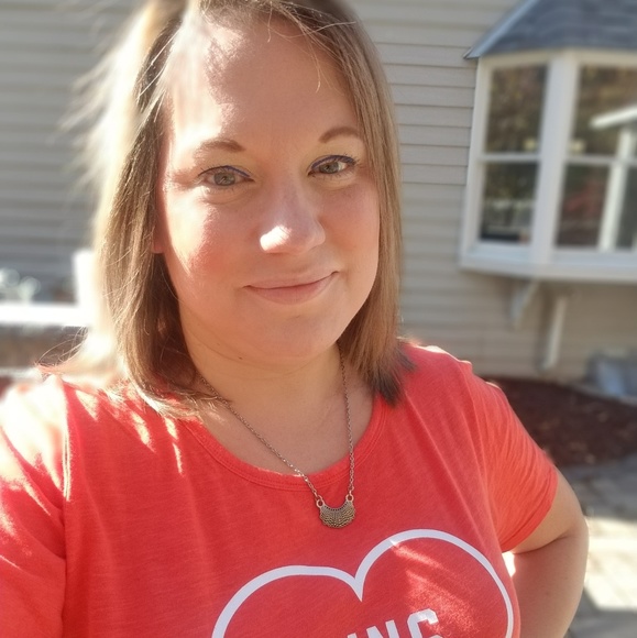 Profile Picture of Sarah Hurney (@s_hurney) on Poshmark