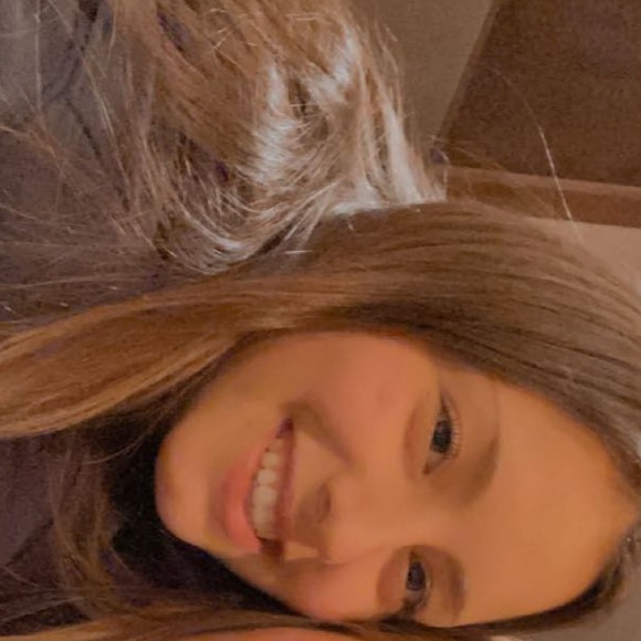 Profile Picture of Terryn Mozes (@terrynmozes) on Poshmark