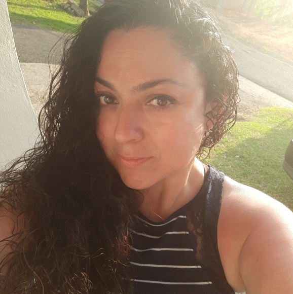 Profile Picture of Vivian Mancheno (@vivianmancheno) on Poshmark