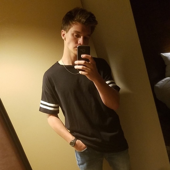 Profile Picture of Andrew Bates (@drewbob99) on Poshmark