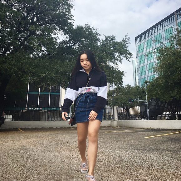 Profile Picture of Julie Trinh (@julieetr_) on Poshmark