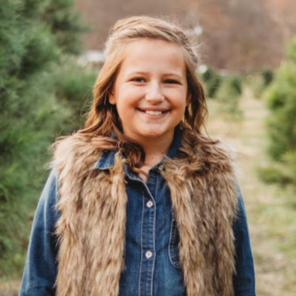 Profile Picture of Ella Oney (@ellaoney08) on Poshmark