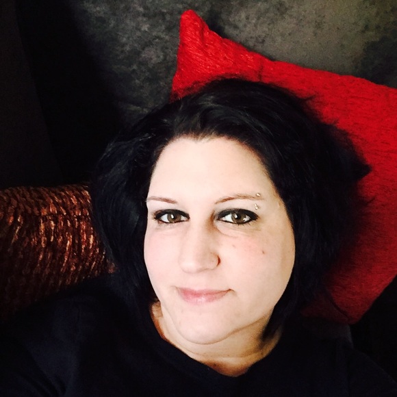 Profile Picture of Laurie Russell (@dolfin69) on Poshmark