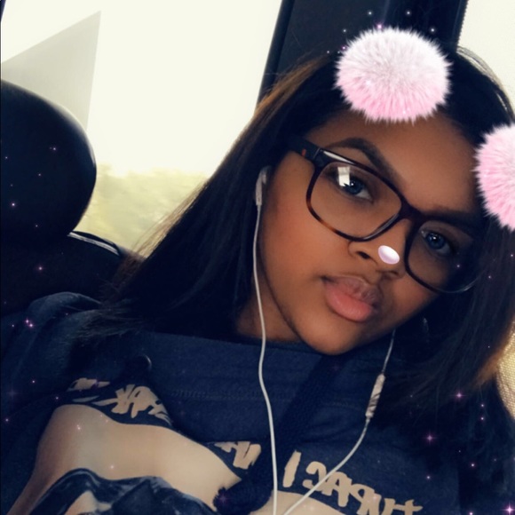 Profile Picture of Sheina Heusner (@sheinaaaa) on Poshmark