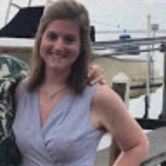 Profile Picture of Ashleigh Kern (@ashleighkern) on Poshmark