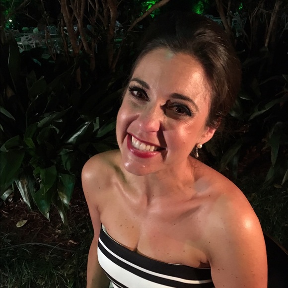 Profile Picture of Amanda Bezner (@abezner) on Poshmark