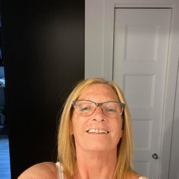 Profile Picture of Danielle Lauzon (@danilau59) on Poshmark