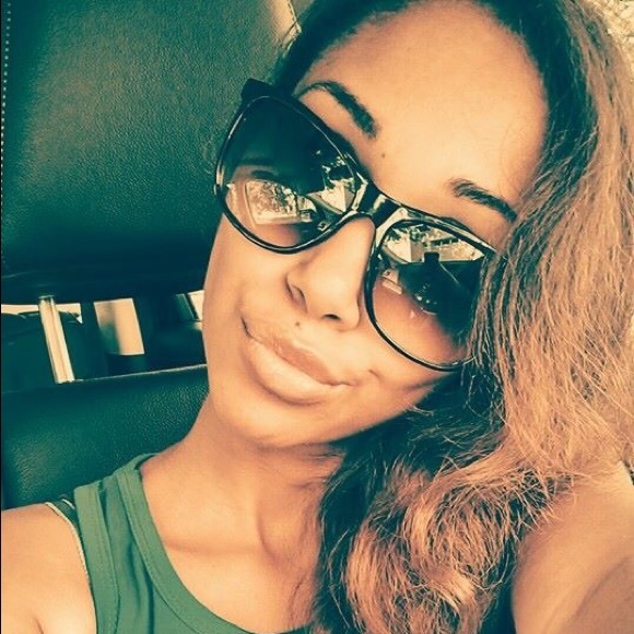 Profile Picture of Sarah Andrade (@sarahisfit) on Poshmark