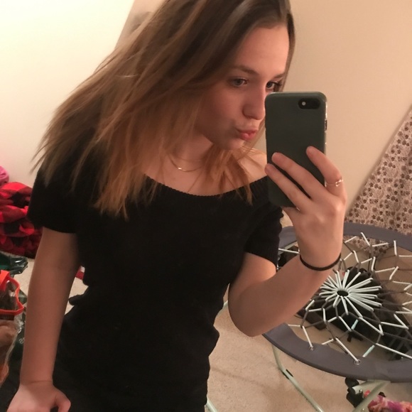 Profile Picture of Anna Decker (@_annadecker) on Poshmark