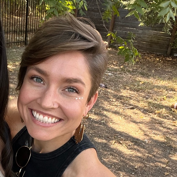 Profile Picture of Halsie Peek (@hpeek3) on Poshmark