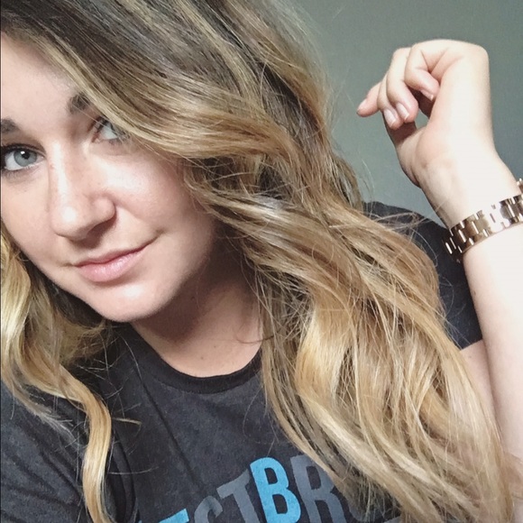 Profile Picture of Ashley Ferron (@ashleyferron) on Poshmark