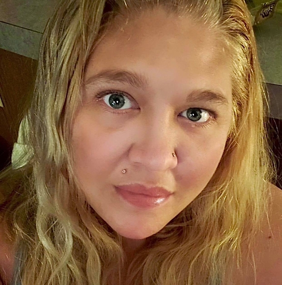 Profile Picture of April Hayes (@aprilhayes24) on Poshmark