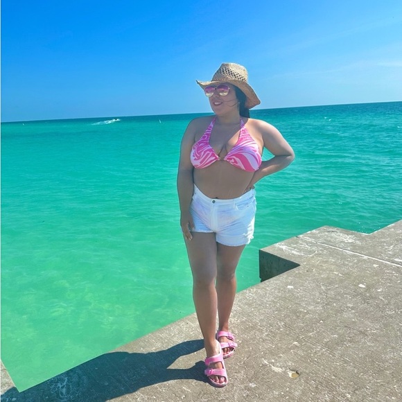 Profile Picture of Victoria Casanova (@vickycasa) on Poshmark